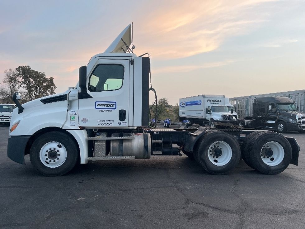 Day Cab Tractor-Heavy Duty Tractors-Freightliner-2021-T12664ST-Fresno-CA-311,923\n\t\tmiles-$ 83,250 - Image 4