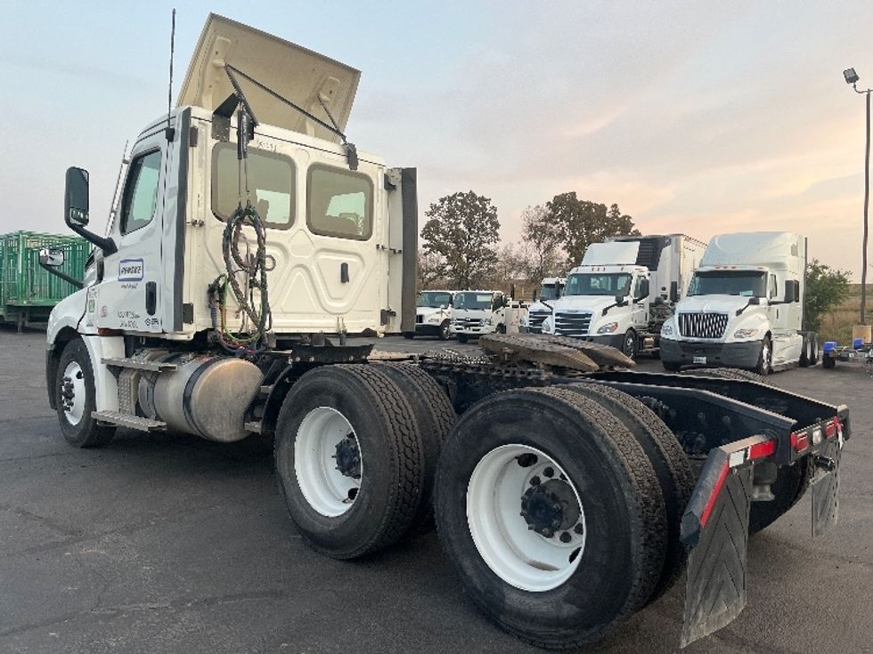 Day Cab Tractor-Heavy Duty Tractors-Freightliner-2021-T12664ST-Fresno-CA-311,923\n\t\tmiles-$ 83,250 - Image 5