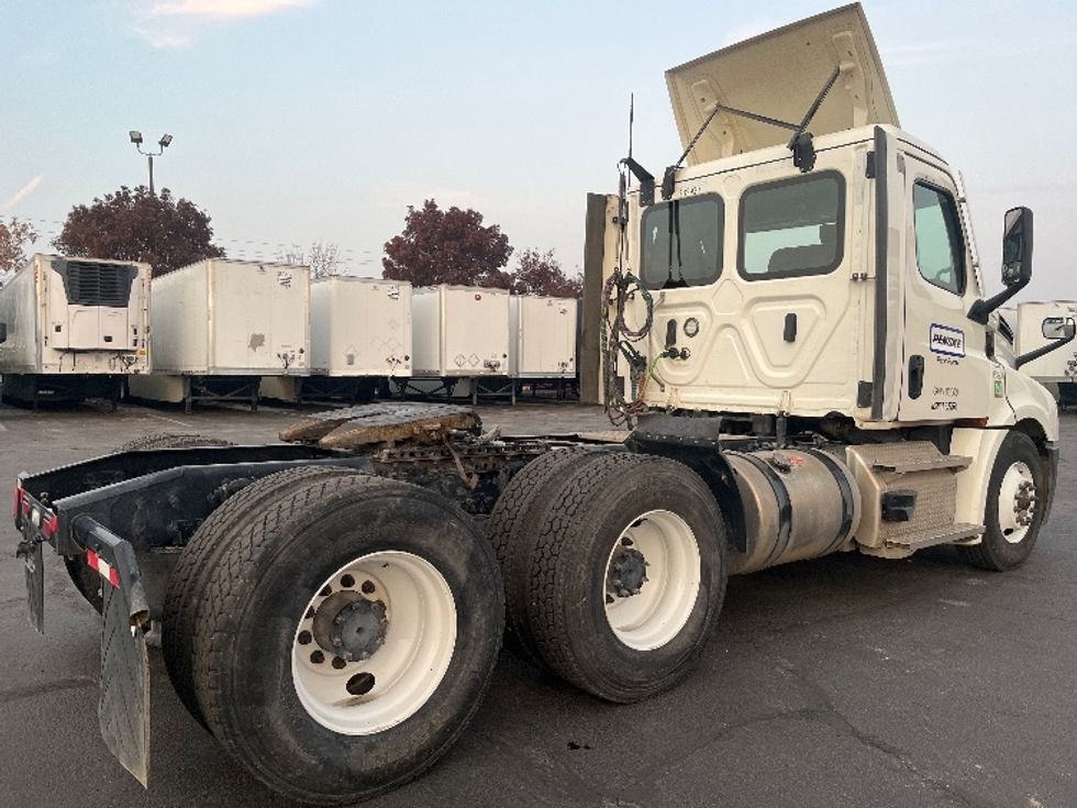 Day Cab Tractor-Heavy Duty Tractors-Freightliner-2021-T12664ST-Fresno-CA-311,923\n\t\tmiles-$ 83,250 - Image 7