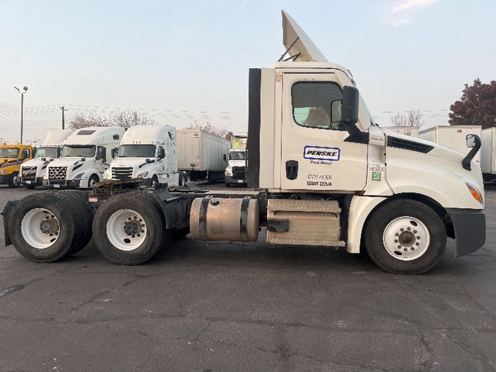 Day Cab Tractor-Heavy Duty Tractors-Freightliner-2021-T12664ST-Fresno-CA-311,923\n\t\tmiles-$ 83,250 - Image 8