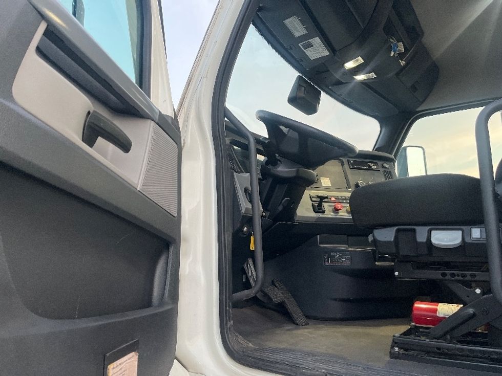 Day Cab Tractor-Heavy Duty Tractors-Freightliner-2021-T12664ST-Fresno-CA-311,923\n\t\tmiles-$ 83,250 - Image 9