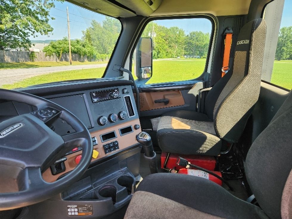 Day Cab Tractor-Heavy Duty Tractors-Freightliner-2021-T12664ST-Gansevoort-NY-434,627\n\t\tmiles-$ 55,000 - Image 10