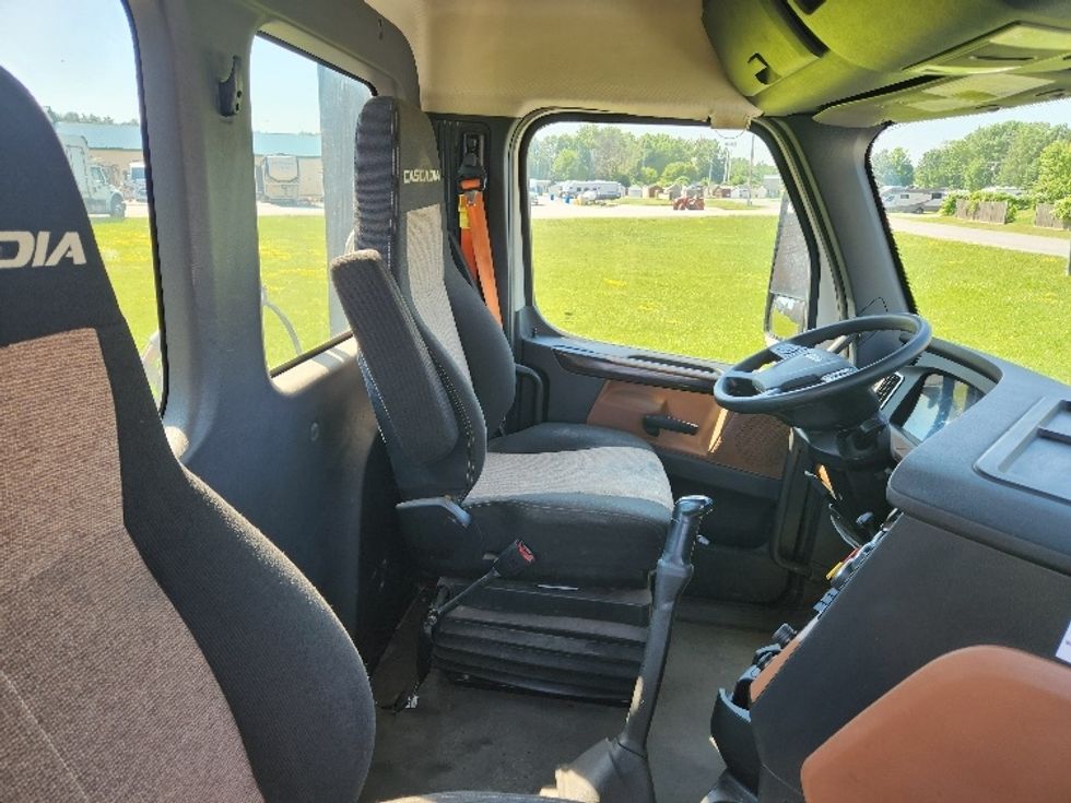 Day Cab Tractor-Heavy Duty Tractors-Freightliner-2021-T12664ST-Gansevoort-NY-434,627\n\t\tmiles-$ 55,000 - Image 14