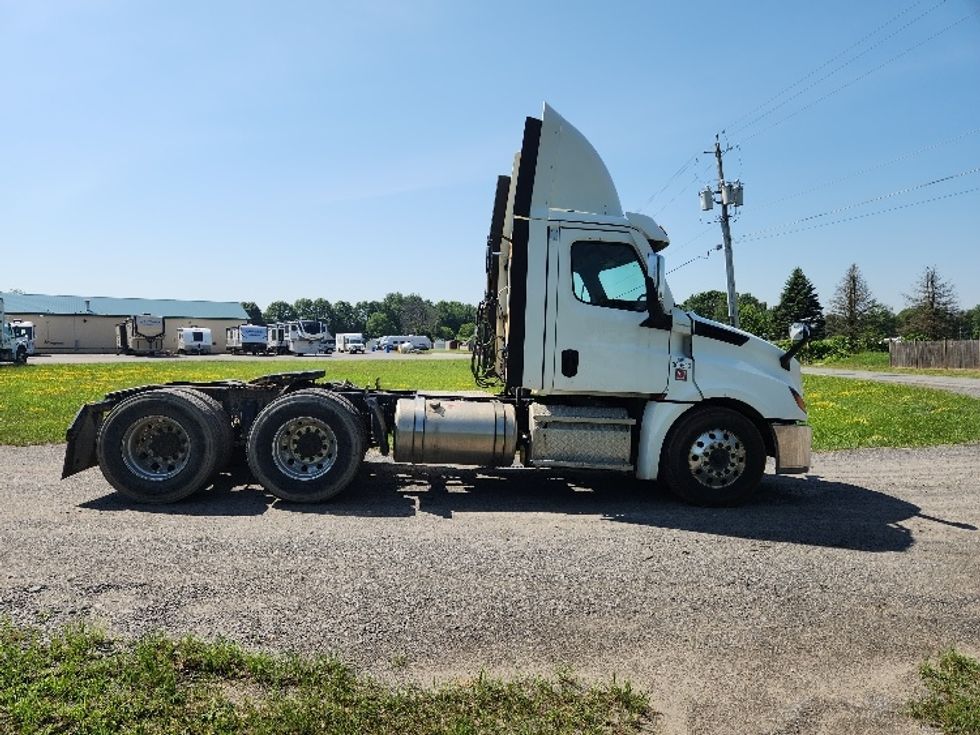 Day Cab Tractor-Heavy Duty Tractors-Freightliner-2021-T12664ST-Gansevoort-NY-434,627\n\t\tmiles-$ 55,000 - Image 8
