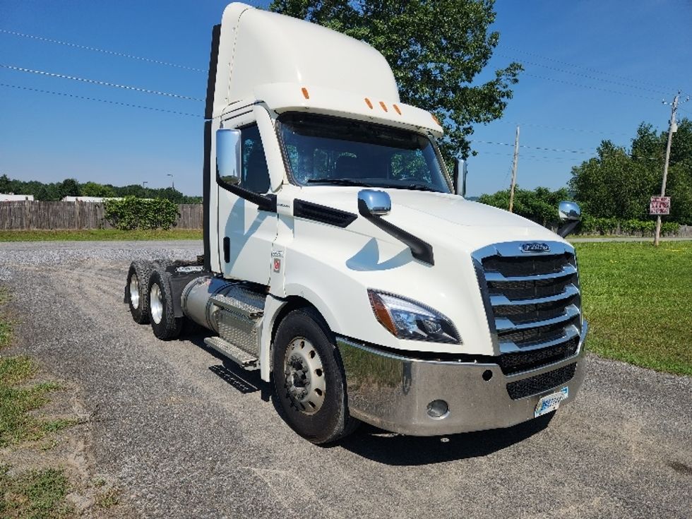 Day Cab Tractor-Heavy Duty Tractors-Freightliner-2021-T12664ST-Gansevoort-NY-440,171\n\t\tmiles-$ 54,500 - Image 1