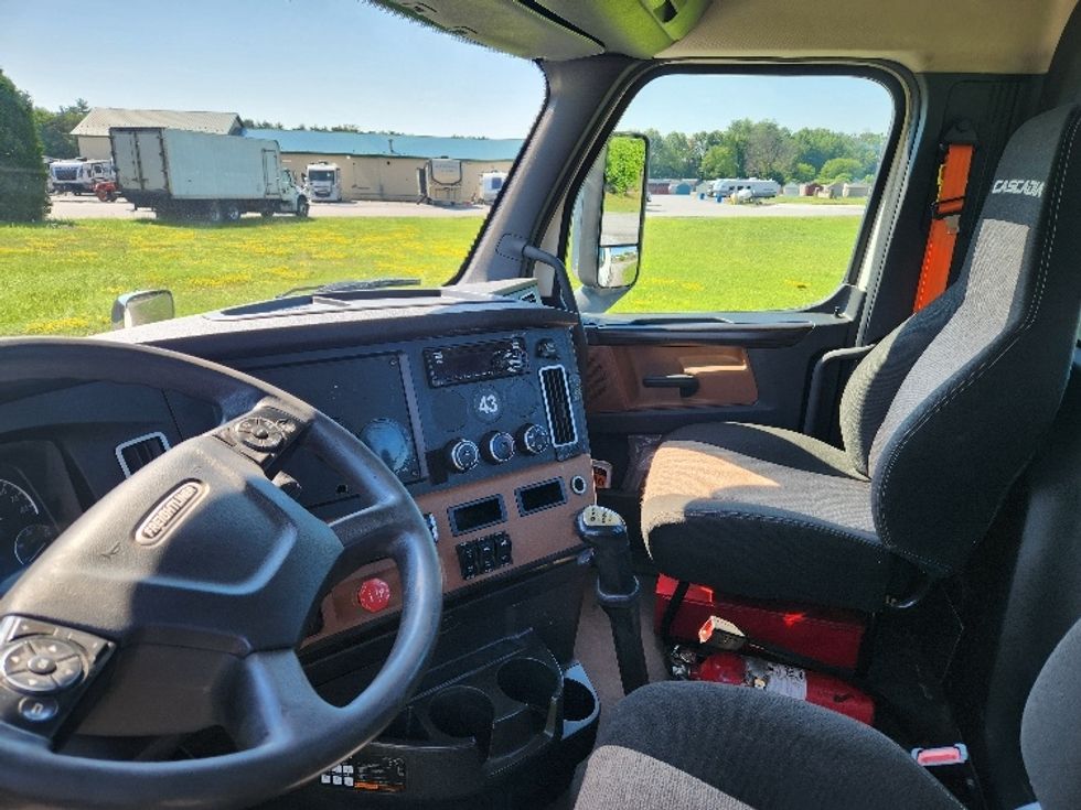 Day Cab Tractor-Heavy Duty Tractors-Freightliner-2021-T12664ST-Gansevoort-NY-440,171\n\t\tmiles-$ 54,500 - Image 10