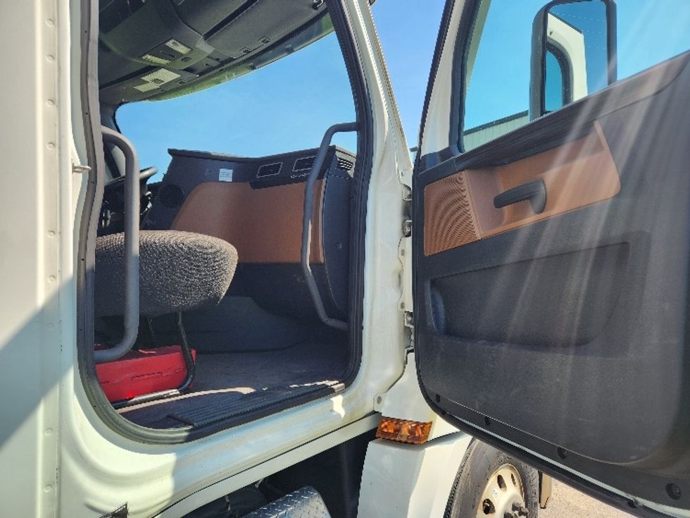 Day Cab Tractor-Heavy Duty Tractors-Freightliner-2021-T12664ST-Gansevoort-NY-440,171\n\t\tmiles-$ 54,500 - Image 12