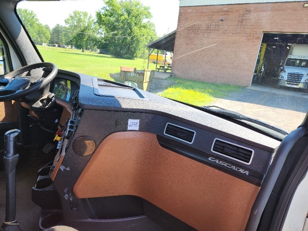 Day Cab Tractor-Heavy Duty Tractors-Freightliner-2021-T12664ST-Gansevoort-NY-440,171\n\t\tmiles-$ 54,500 - Image 13