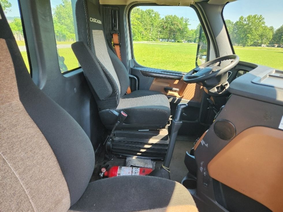 Day Cab Tractor-Heavy Duty Tractors-Freightliner-2021-T12664ST-Gansevoort-NY-440,171\n\t\tmiles-$ 54,500 - Image 14