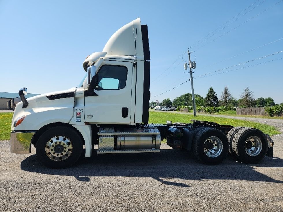 Day Cab Tractor-Heavy Duty Tractors-Freightliner-2021-T12664ST-Gansevoort-NY-440,171\n\t\tmiles-$ 54,500 - Image 4