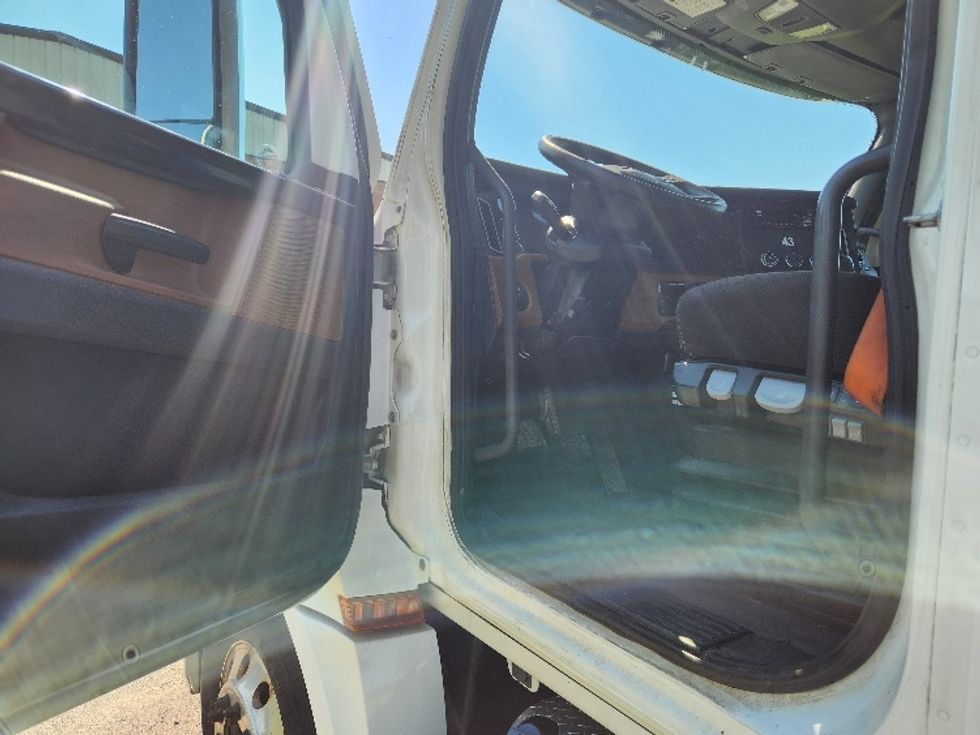 Day Cab Tractor-Heavy Duty Tractors-Freightliner-2021-T12664ST-Gansevoort-NY-440,171\n\t\tmiles-$ 54,500 - Image 9