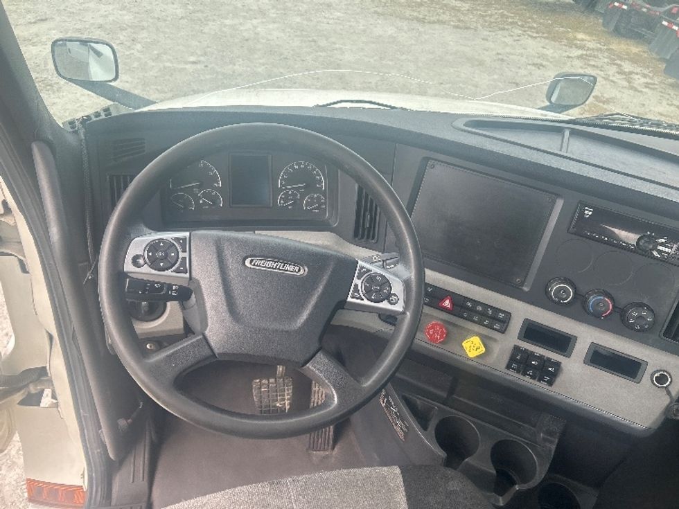 Day Cab Tractor-Heavy Duty Tractors-Freightliner-2021-T12664ST-Garden City-GA-168,956\n\t\tmiles-$ 73,750 - Image 11