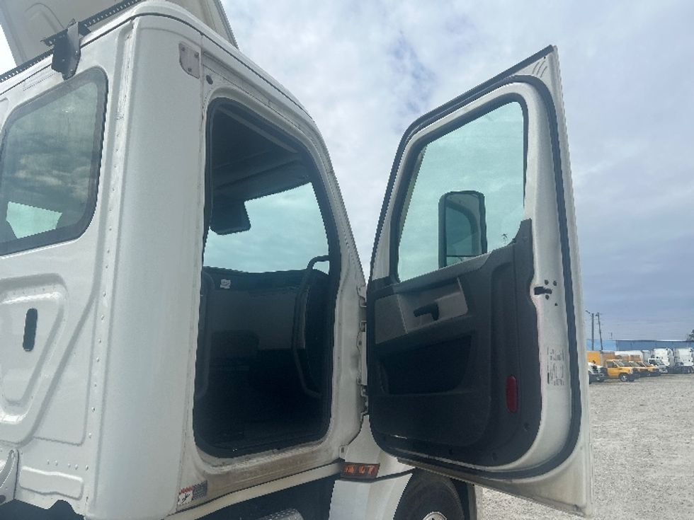 Day Cab Tractor-Heavy Duty Tractors-Freightliner-2021-T12664ST-Garden City-GA-168,956\n\t\tmiles-$ 73,750 - Image 12