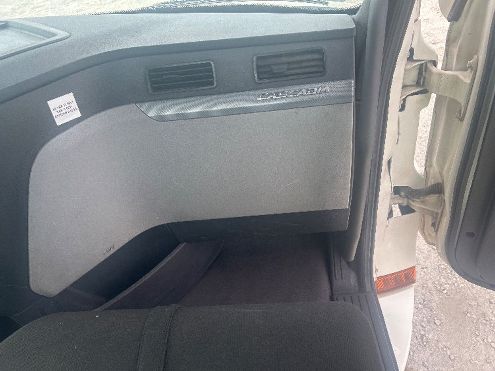 Day Cab Tractor-Heavy Duty Tractors-Freightliner-2021-T12664ST-Garden City-GA-168,956\n\t\tmiles-$ 73,750 - Image 13