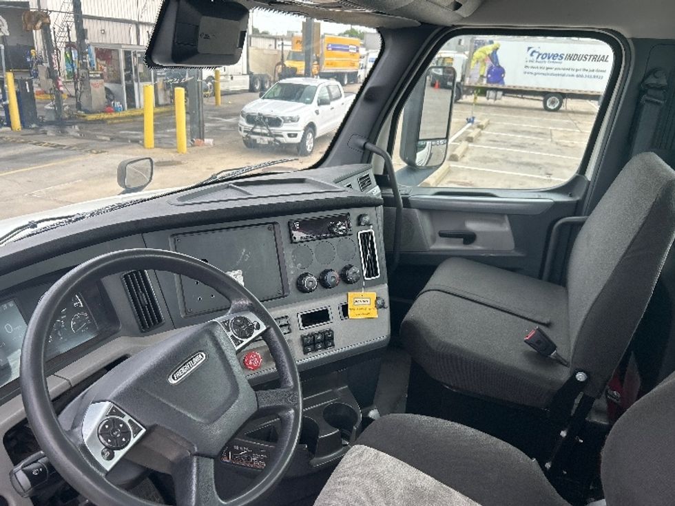 Day Cab Tractor-Heavy Duty Tractors-Freightliner-2021-T12664ST-Garland-TX-198,779\n\t\tmiles-$ 72,250 - Image 10