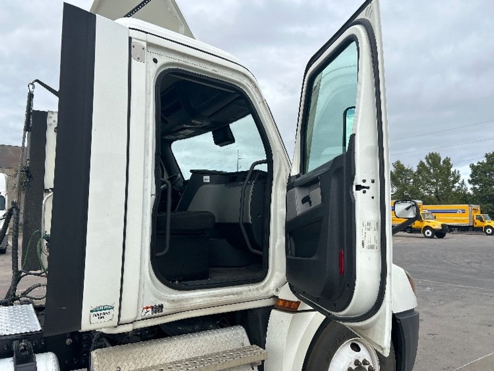 Day Cab Tractor-Heavy Duty Tractors-Freightliner-2021-T12664ST-Garland-TX-198,779\n\t\tmiles-$ 72,250 - Image 12