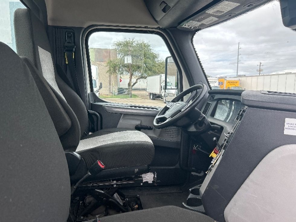 Day Cab Tractor-Heavy Duty Tractors-Freightliner-2021-T12664ST-Garland-TX-198,779\n\t\tmiles-$ 72,250 - Image 14