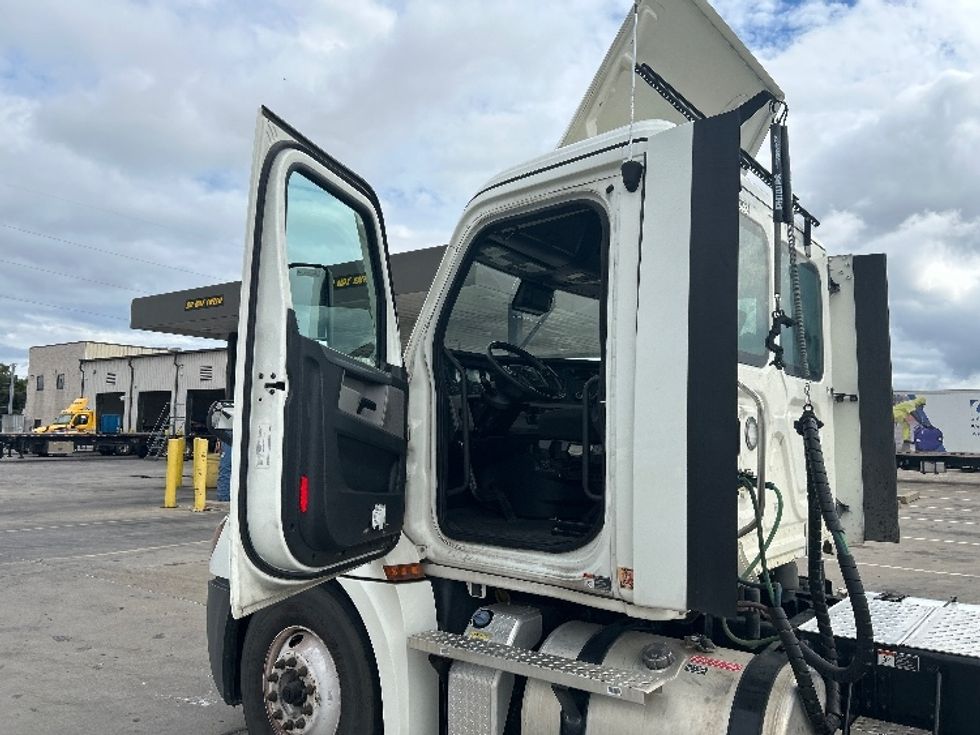 Day Cab Tractor-Heavy Duty Tractors-Freightliner-2021-T12664ST-Garland-TX-198,779\n\t\tmiles-$ 72,250 - Image 9