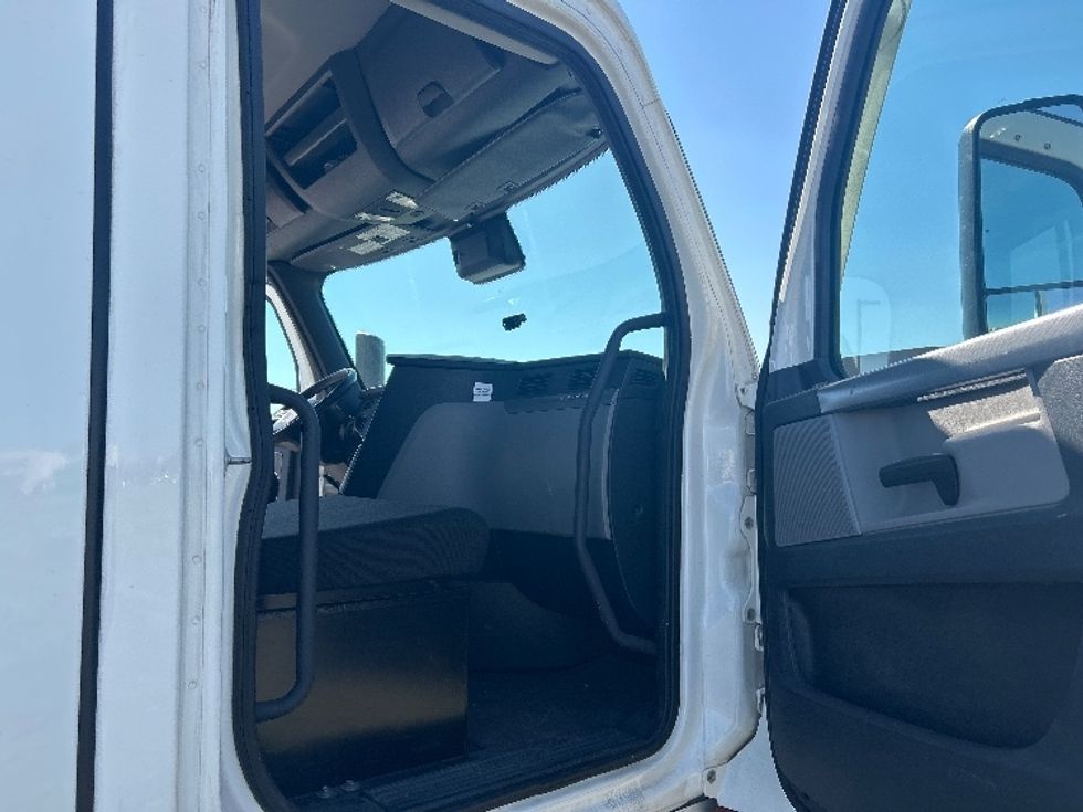 Day Cab Tractor-Heavy Duty Tractors-Freightliner-2021-T12664ST-Greeley-CO-245,275\n\t\tmiles-$ 75,000 - Image 12