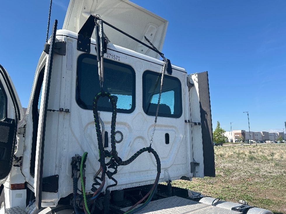 Day Cab Tractor-Heavy Duty Tractors-Freightliner-2021-T12664ST-Greeley-CO-245,275\n\t\tmiles-$ 75,000 - Image 19