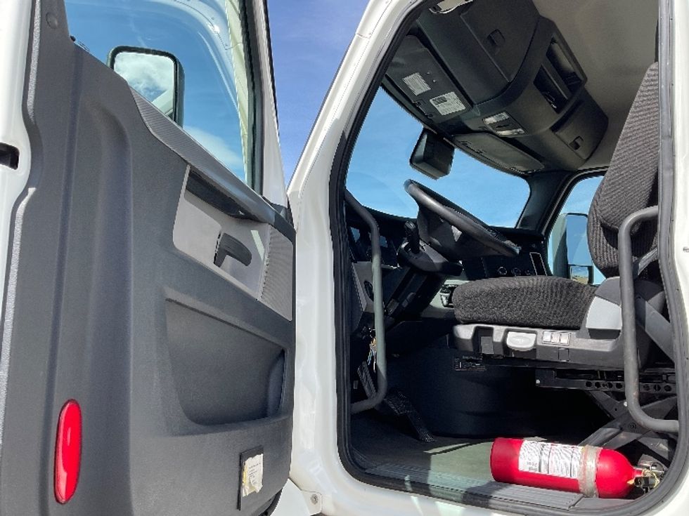 Day Cab Tractor-Heavy Duty Tractors-Freightliner-2021-T12664ST-Greeley-CO-254,432\n\t\tmiles-$ 76,500 - Image 9