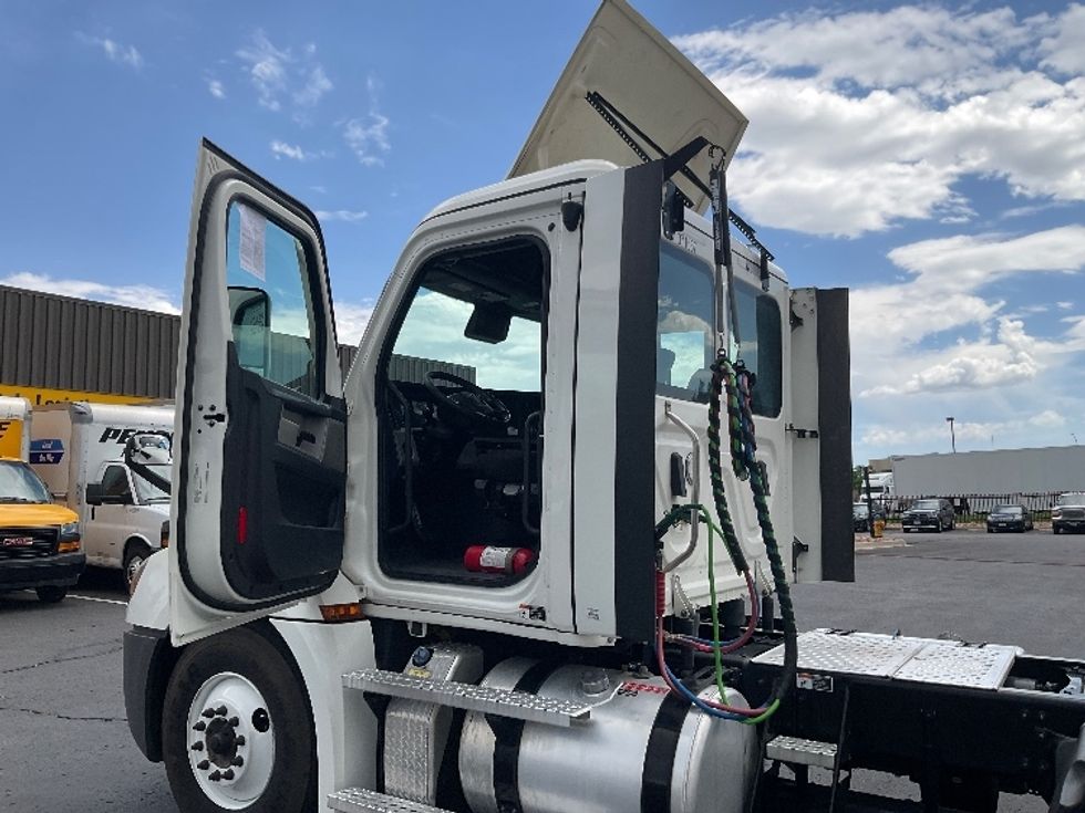 Day Cab Tractor-Heavy Duty Tractors-Freightliner-2021-T12664ST-Greeley-CO-317,460\n\t\tmiles-$ 71,000 - Image 9