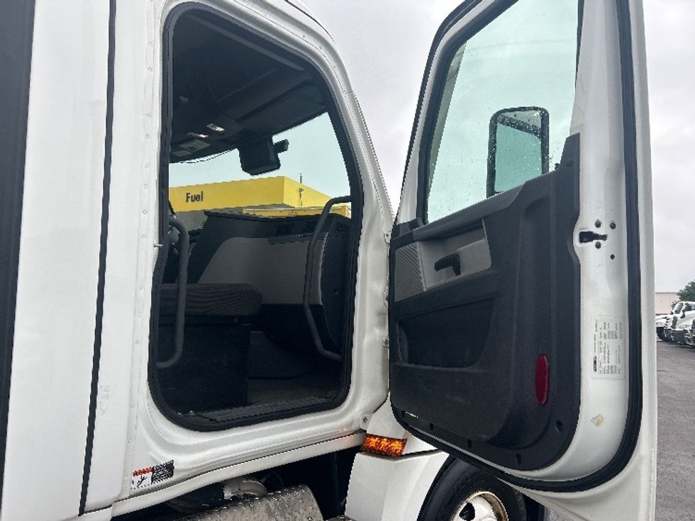 Day Cab Tractor-Heavy Duty Tractors-Freightliner-2021-T12664ST-Greeley-CO-319,644\n\t\tmiles-$ 71,000 - Image 12