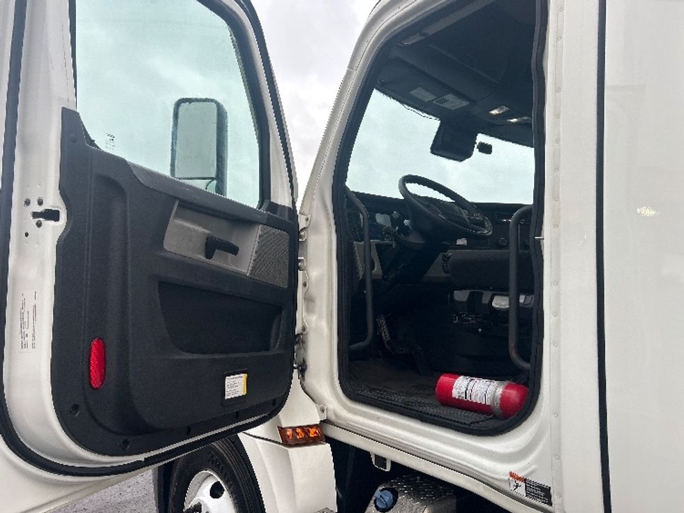 Day Cab Tractor-Heavy Duty Tractors-Freightliner-2021-T12664ST-Greeley-CO-319,644\n\t\tmiles-$ 71,000 - Image 9