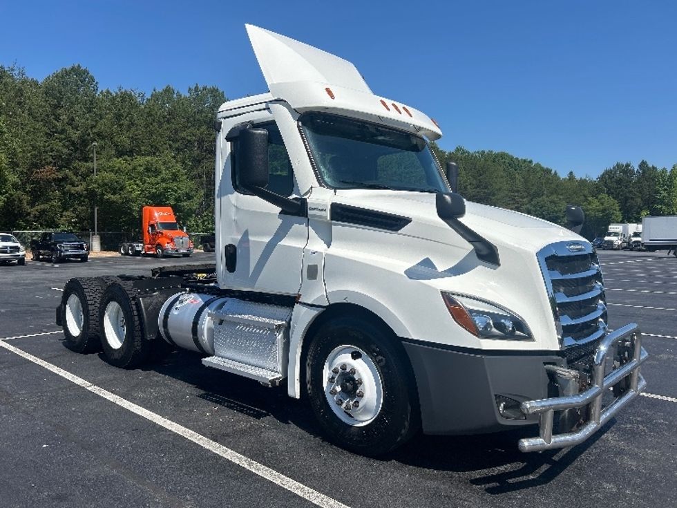 Day Cab Tractor-Heavy Duty Tractors-Freightliner-2021-T12664ST-Greensboro-NC-297,456\n\t\tmiles-$ 58,500 - Image 1