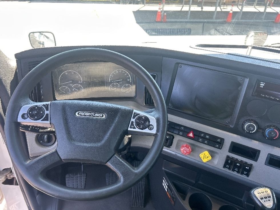 Day Cab Tractor-Heavy Duty Tractors-Freightliner-2021-T12664ST-Greensboro-NC-297,456\n\t\tmiles-$ 58,500 - Image 11
