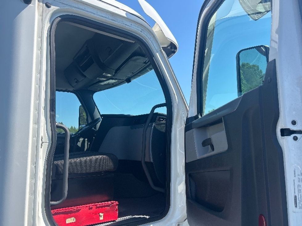 Day Cab Tractor-Heavy Duty Tractors-Freightliner-2021-T12664ST-Greensboro-NC-297,456\n\t\tmiles-$ 58,500 - Image 12
