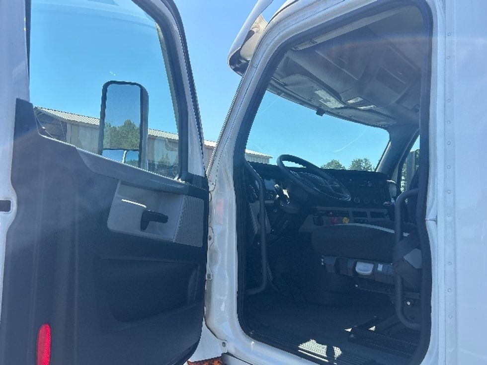 Day Cab Tractor-Heavy Duty Tractors-Freightliner-2021-T12664ST-Greensboro-NC-297,456\n\t\tmiles-$ 58,500 - Image 9