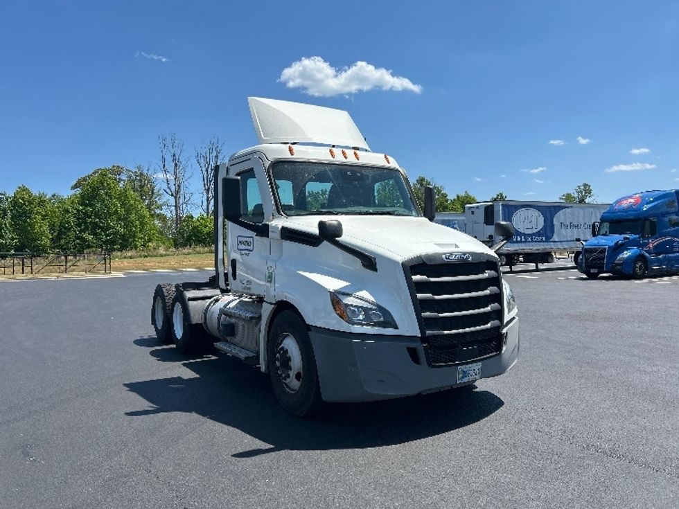 Day Cab Tractor-Heavy Duty Tractors-Freightliner-2021-T12664ST-Greensboro-NC-319,220\n\t\tmiles-$ 63,000 - Image 1