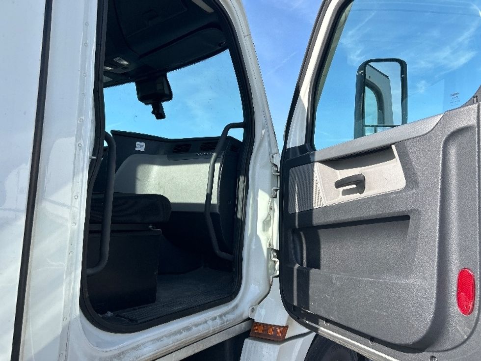 Day Cab Tractor-Heavy Duty Tractors-Freightliner-2021-T12664ST-Greensboro-NC-319,220\n\t\tmiles-$ 63,000 - Image 12