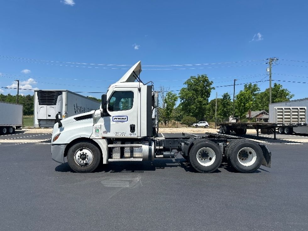 Day Cab Tractor-Heavy Duty Tractors-Freightliner-2021-T12664ST-Greensboro-NC-319,220\n\t\tmiles-$ 63,000 - Image 4