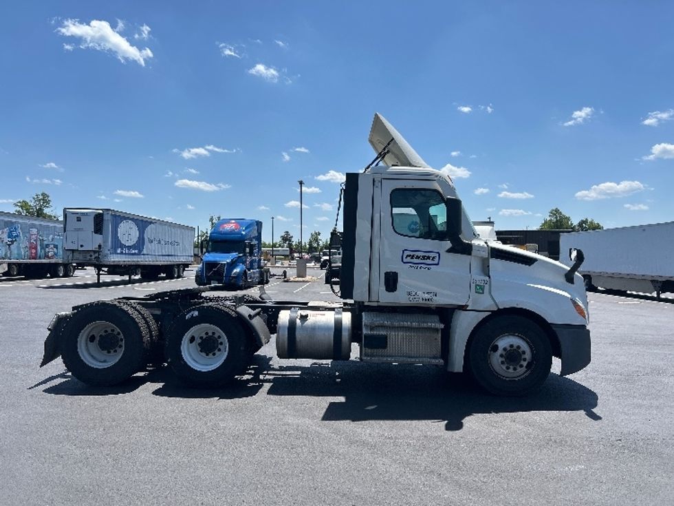 Day Cab Tractor-Heavy Duty Tractors-Freightliner-2021-T12664ST-Greensboro-NC-319,220\n\t\tmiles-$ 63,000 - Image 8