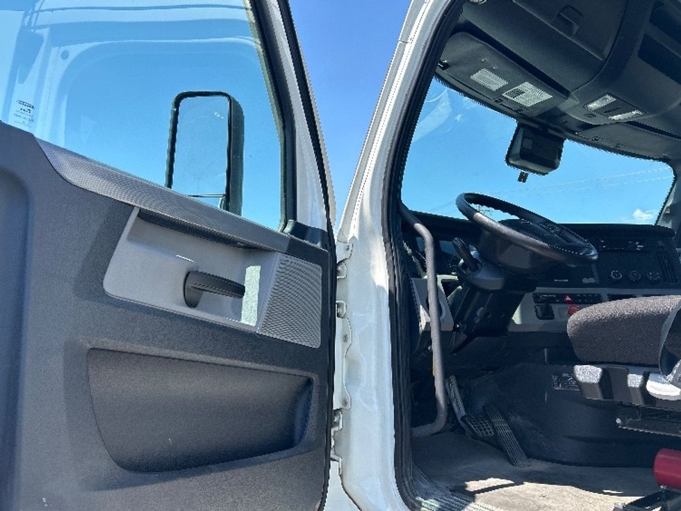 Day Cab Tractor-Heavy Duty Tractors-Freightliner-2021-T12664ST-Greensboro-NC-319,220\n\t\tmiles-$ 63,000 - Image 9