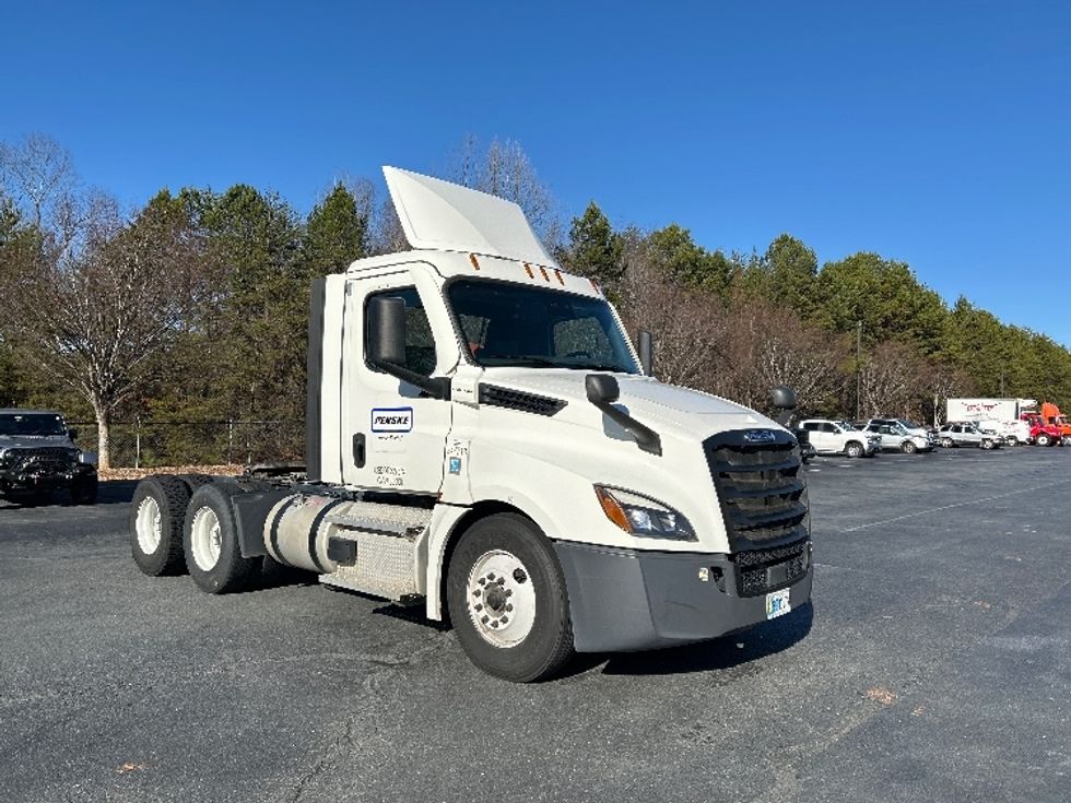 Day Cab Tractor-Heavy Duty Tractors-Freightliner-2021-T12664ST-Greensboro-NC-488,797\n\t\tmiles-$ 49,750 - Image 1