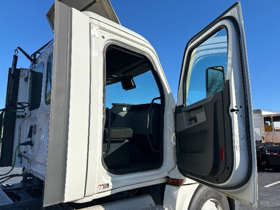 Day Cab Tractor-Heavy Duty Tractors-Freightliner-2021-T12664ST-Greensboro-NC-488,797\n\t\tmiles-$ 49,750 - Image 12