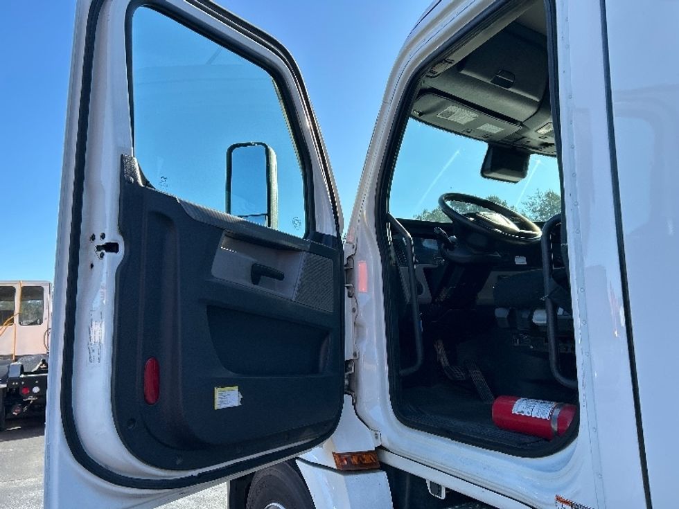 Day Cab Tractor-Heavy Duty Tractors-Freightliner-2021-T12664ST-Greensboro-NC-488,797\n\t\tmiles-$ 49,750 - Image 9