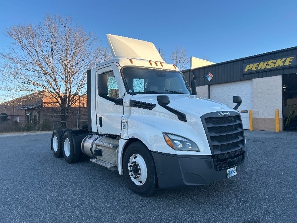 Day Cab Tractor-Heavy Duty Tractors-Freightliner-2021-T12664ST-Greensboro-NC-560,427\n\t\tmiles-$ 42,250 - Image 1