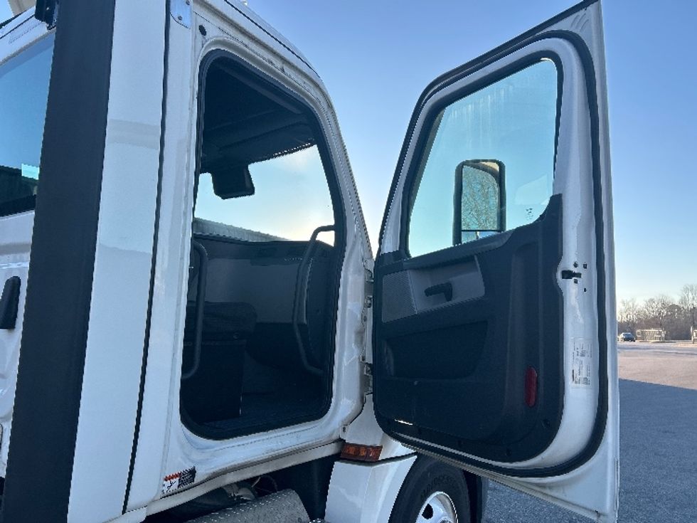 Day Cab Tractor-Heavy Duty Tractors-Freightliner-2021-T12664ST-Greensboro-NC-560,427\n\t\tmiles-$ 42,250 - Image 12