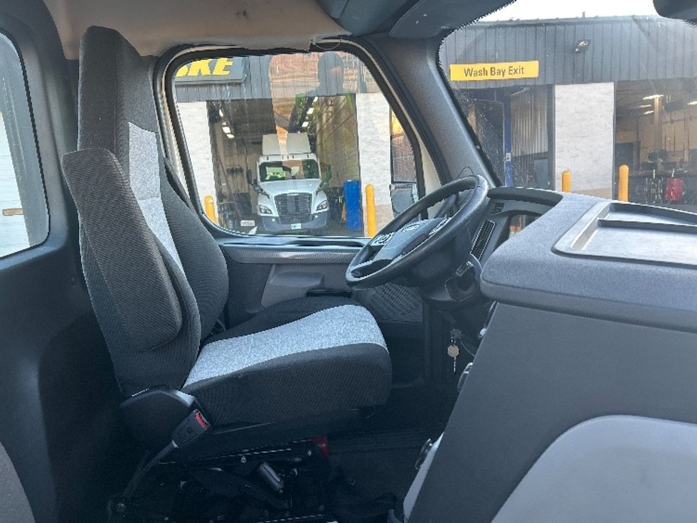 Day Cab Tractor-Heavy Duty Tractors-Freightliner-2021-T12664ST-Greensboro-NC-560,427\n\t\tmiles-$ 42,250 - Image 14