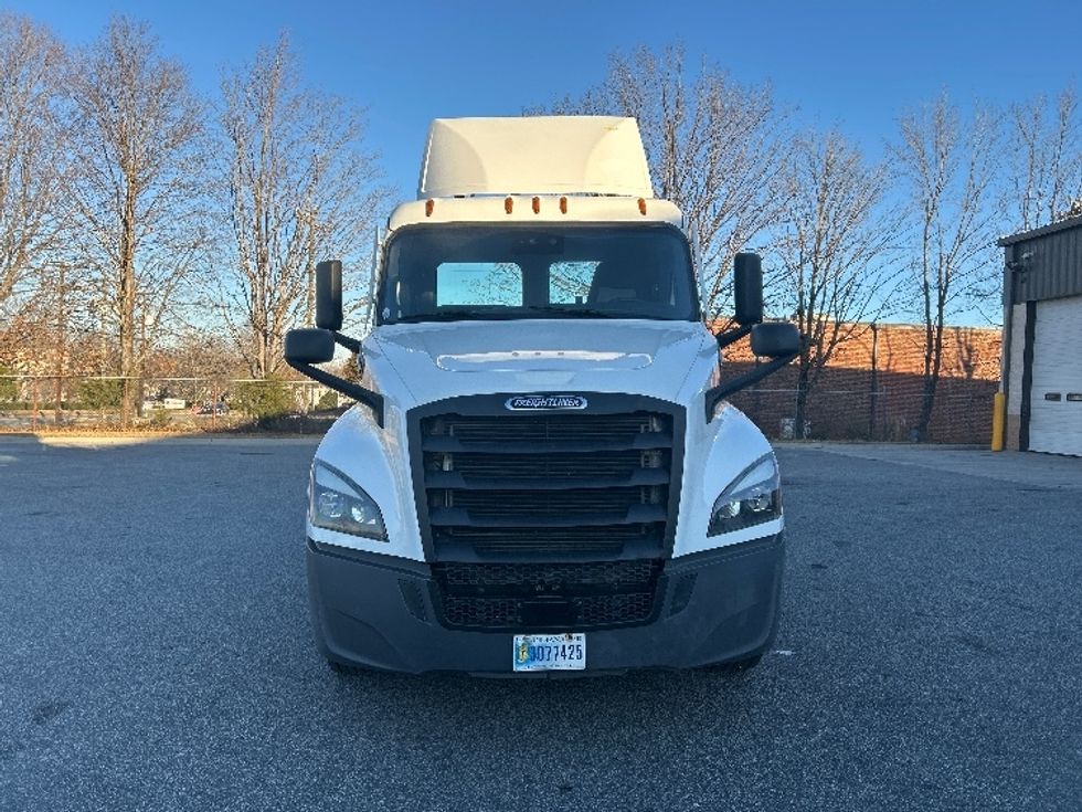 Day Cab Tractor-Heavy Duty Tractors-Freightliner-2021-T12664ST-Greensboro-NC-560,427\n\t\tmiles-$ 42,250 - Image 2