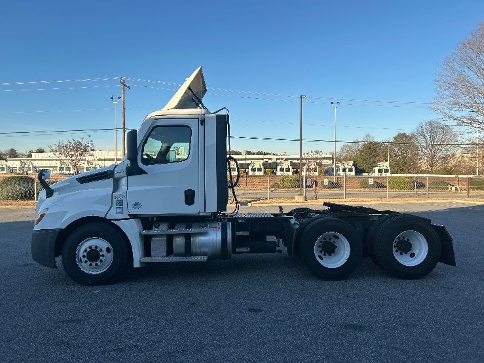 Day Cab Tractor-Heavy Duty Tractors-Freightliner-2021-T12664ST-Greensboro-NC-560,427\n\t\tmiles-$ 42,250 - Image 4