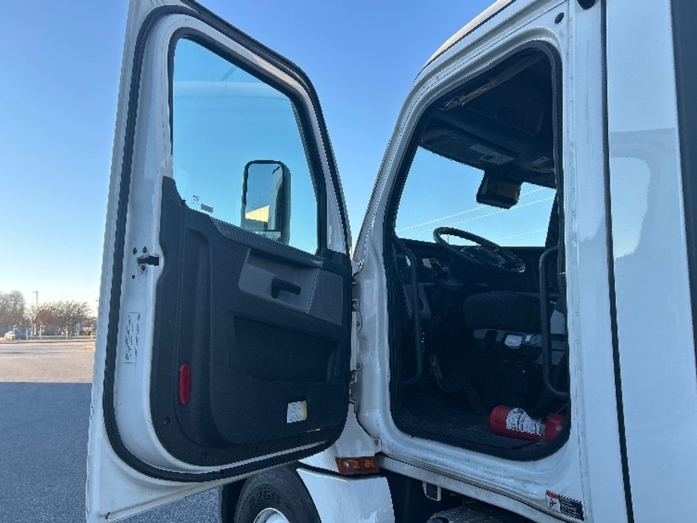 Day Cab Tractor-Heavy Duty Tractors-Freightliner-2021-T12664ST-Greensboro-NC-560,427\n\t\tmiles-$ 42,250 - Image 9