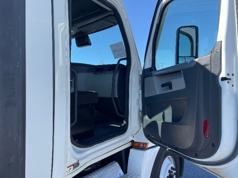 Day Cab Tractor-Heavy Duty Tractors-Freightliner-2021-T12664ST-Greenville-SC-263,074\n\t\tmiles-$ 68,500 - Image 11