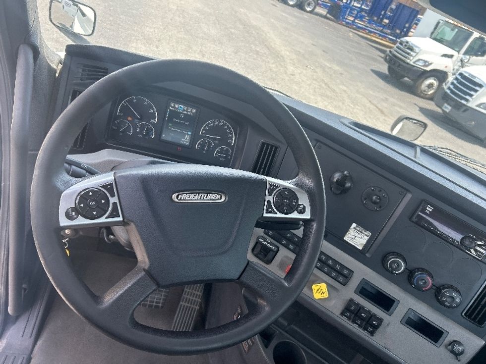 Day Cab Tractor-Heavy Duty Tractors-Freightliner-2021-T12664ST-Greenville-SC-294,296\n\t\tmiles-$ 64,750 - Image 11