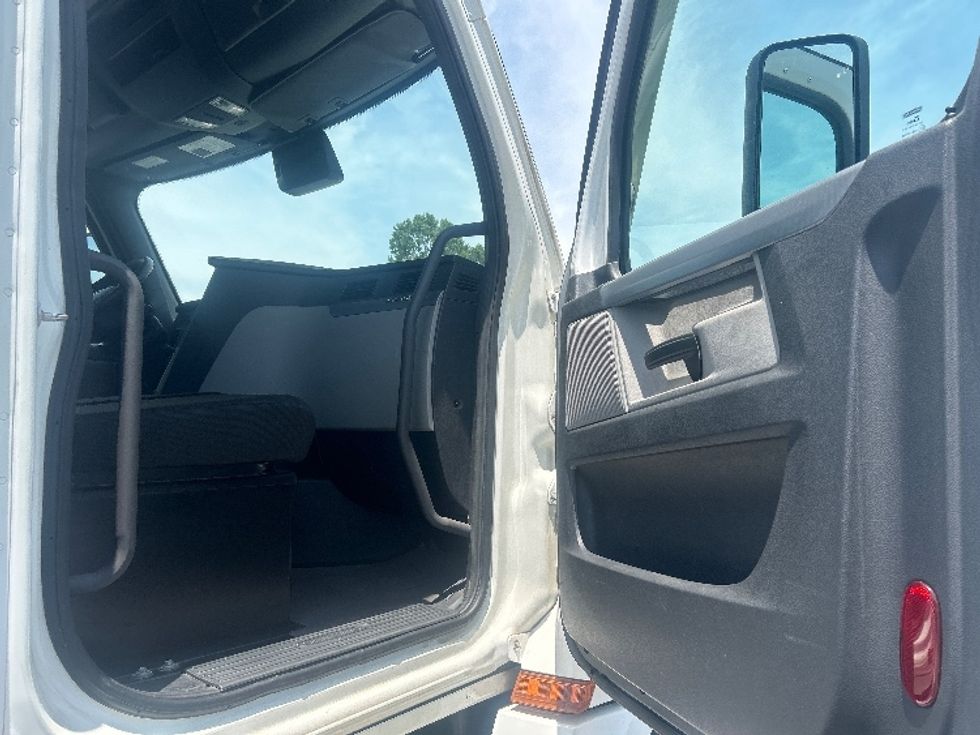 Day Cab Tractor-Heavy Duty Tractors-Freightliner-2021-T12664ST-Greenville-SC-294,296\n\t\tmiles-$ 64,750 - Image 12