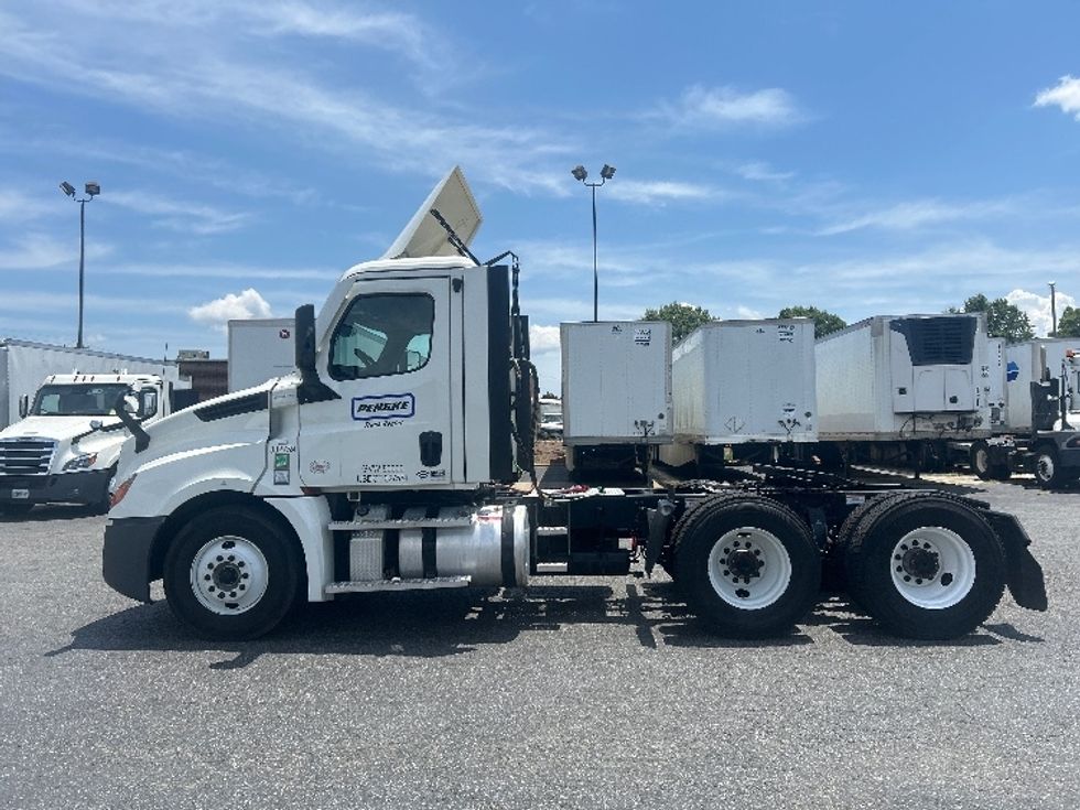 Day Cab Tractor-Heavy Duty Tractors-Freightliner-2021-T12664ST-Greenville-SC-294,296\n\t\tmiles-$ 64,750 - Image 4